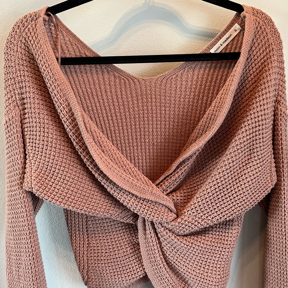 Reversal sweater.